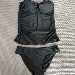 NWT! Black tankini swimsuit with molded cups and removable straps